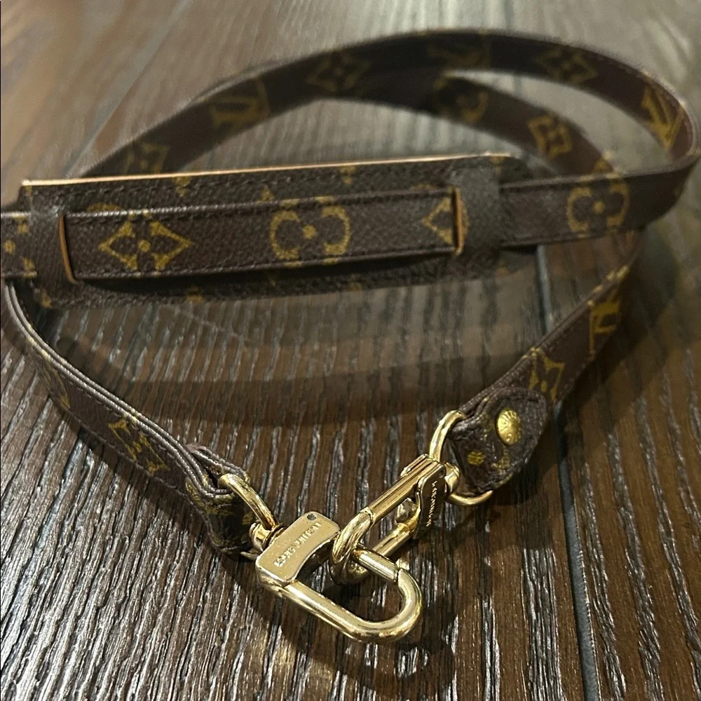 Louis Vuitton Authentic
Monogram Shoulder Strap - Picture 1 of 4